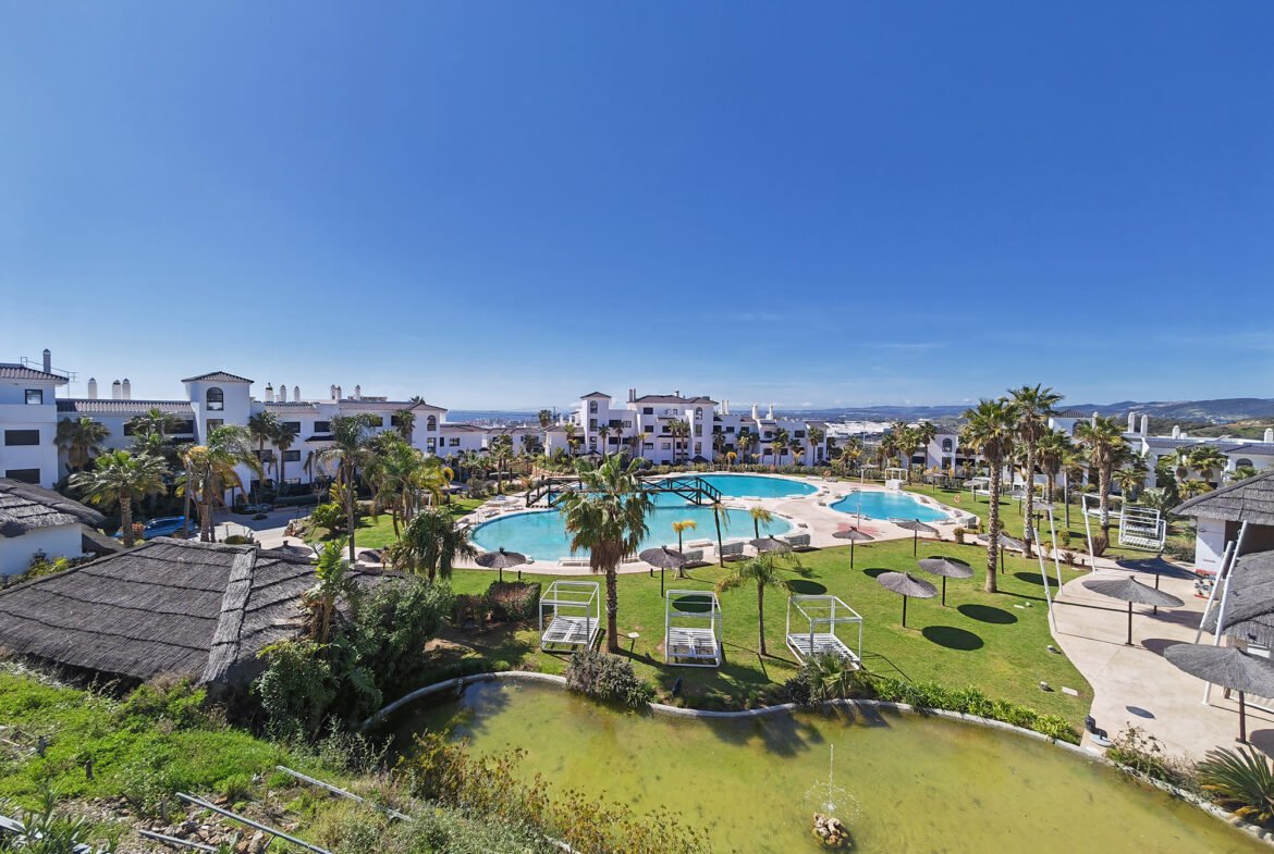 Luxury apartment in Estepona with terrace and scenic views