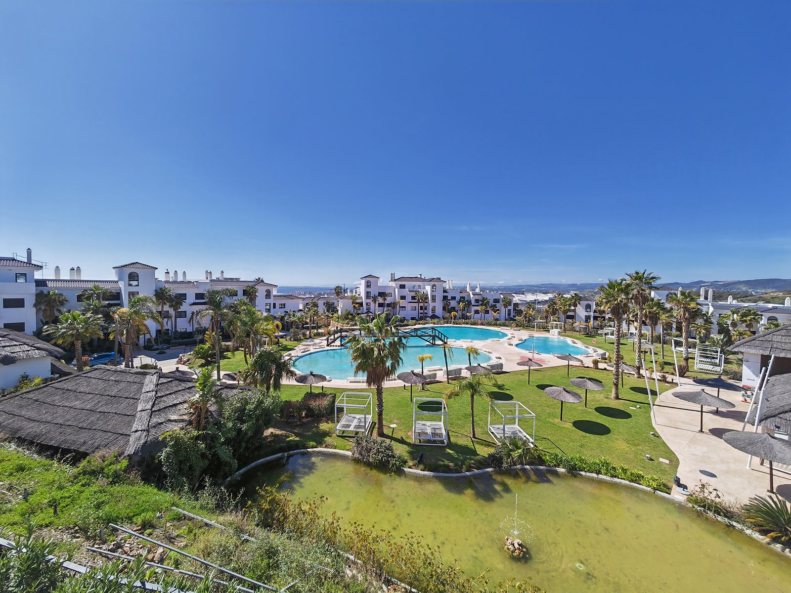 Luxury apartment in Estepona with terrace and scenic views