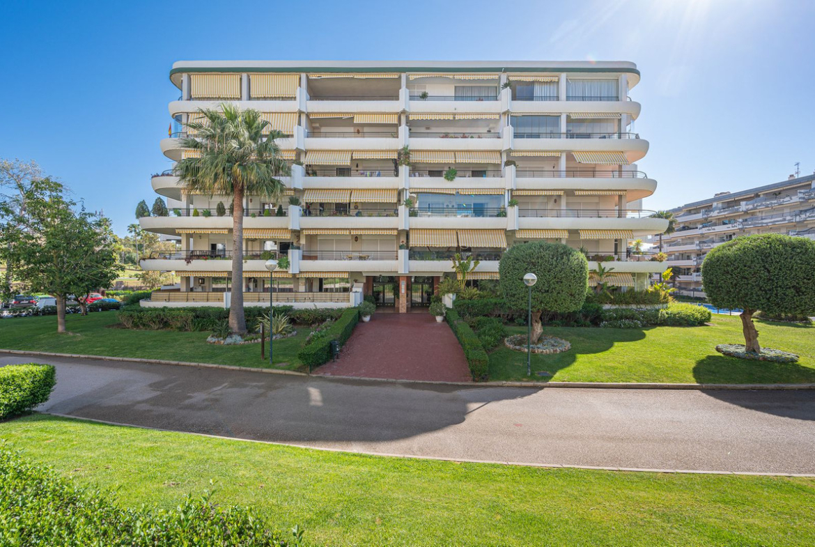 Luxurious Guadalmina apartment with sea views, terraces, and modern amenities.