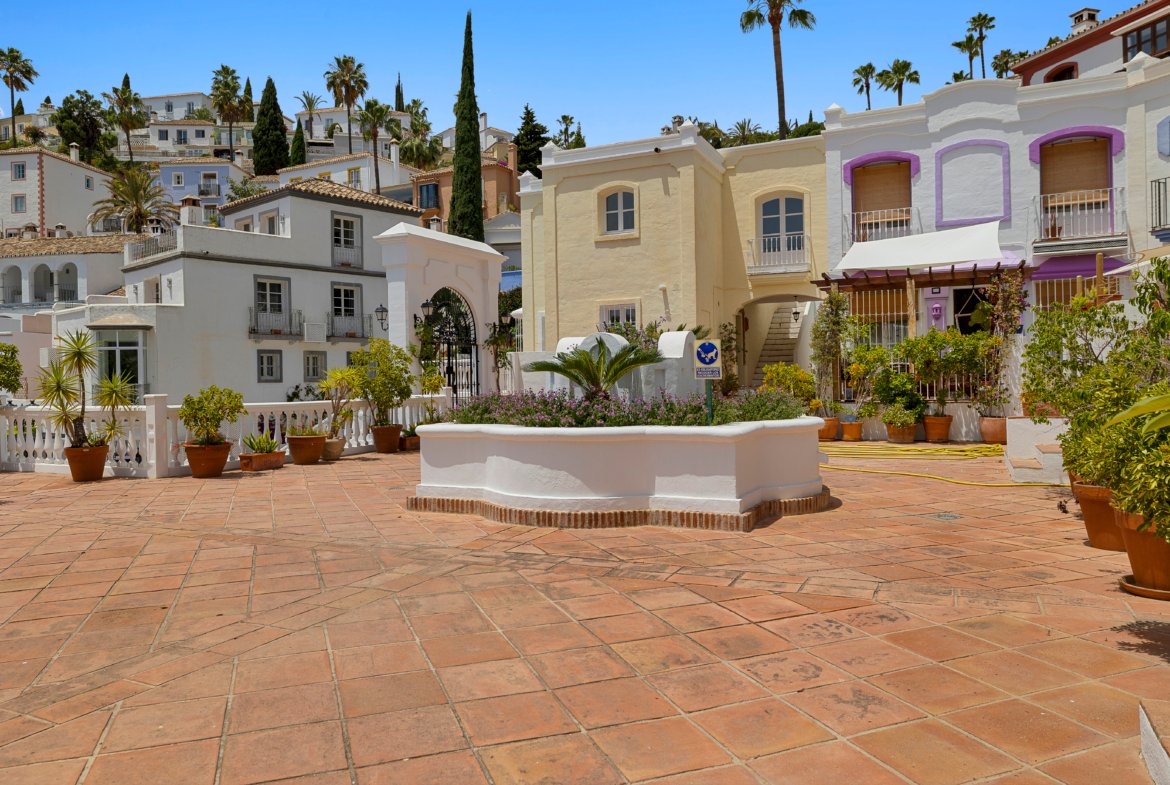 Townhouse in La Perla de la Heredia, scenic and convenient