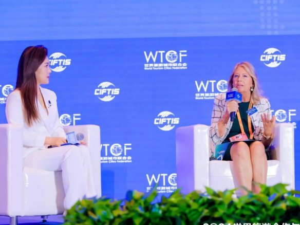 Ángeles Muñoz signs summit deal in Beijing. Credit: Ayuntamiento de Marbella.