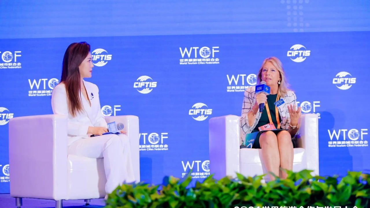 Ángeles Muñoz signs summit deal in Beijing. Credit: Ayuntamiento de Marbella.