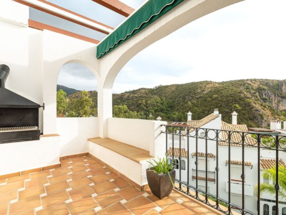 Luxurious Duplex Penthouse for Sale in Benahavís