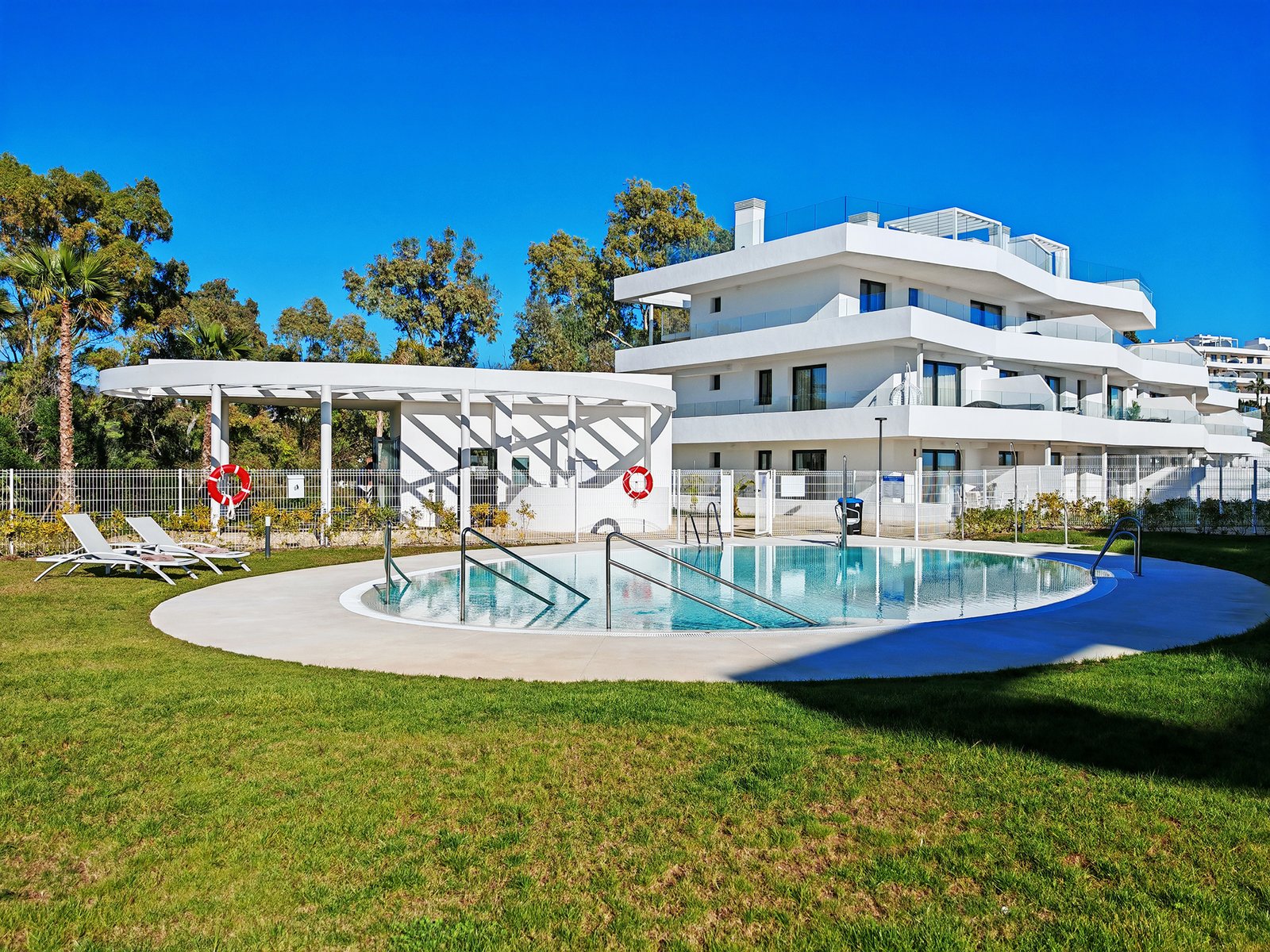 Modern Estepona apartment with sea views