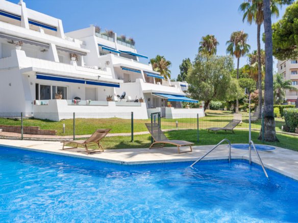 Spacious 3-bedroom apartment for sale in Nueva Andalucía near Puerto Banús with terrace and pool
