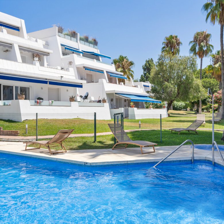 Spacious 3-bedroom apartment for sale in Nueva Andalucía near Puerto Banús with terrace and pool