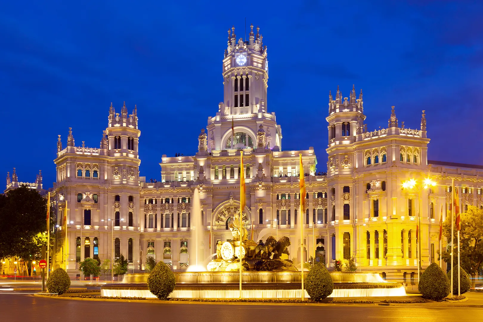 palacio de cibeles summer night madrid