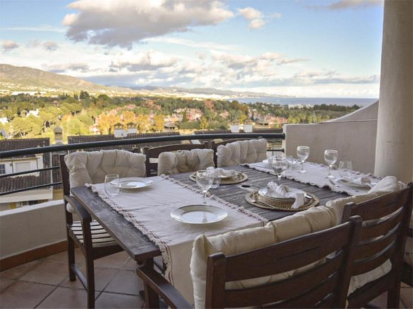 Middle floor apartment with sea views in Nueva Andalucía Marbella