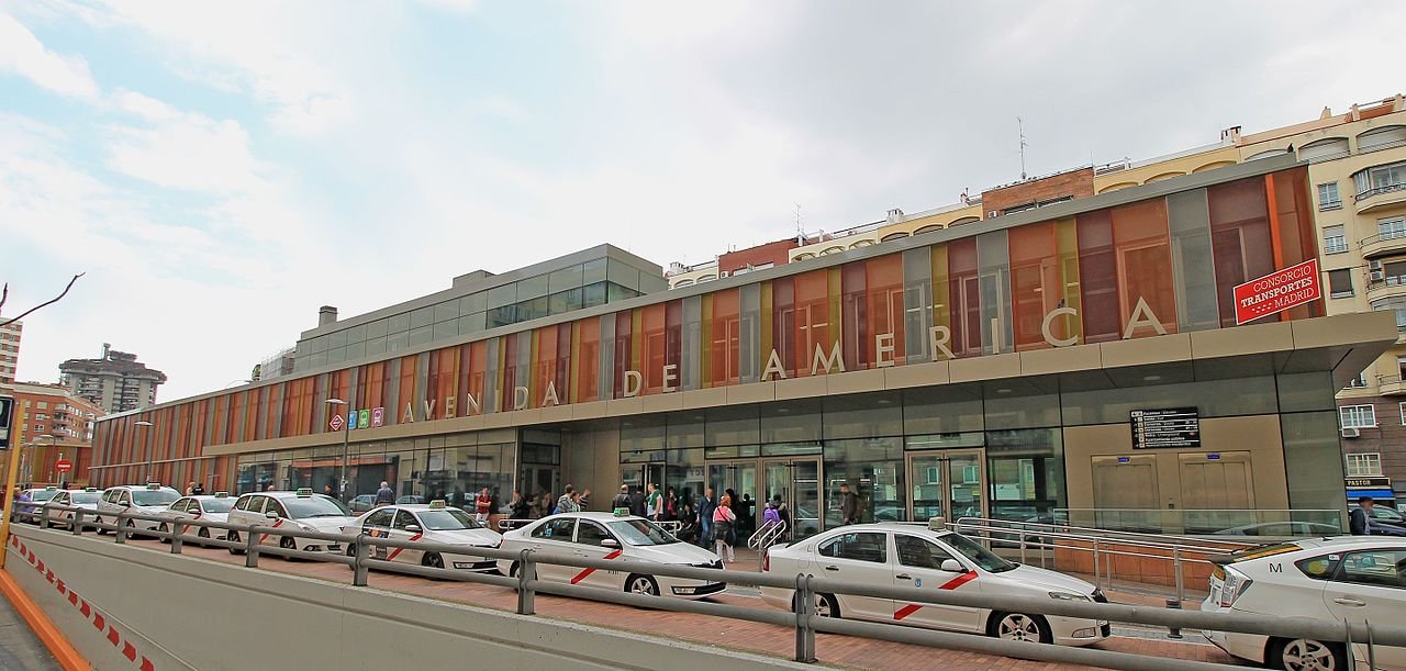 Avenida de América، مترو و ایستگاه اتوبوس شهری و بین شهری