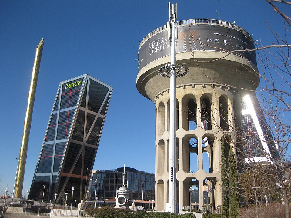 مخزن کانال ایزابل دوم و Puerta de Europa در میدان کاستیا