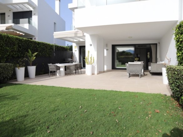 Ground-floor apartment with private garden in Atalaya, Estepona
