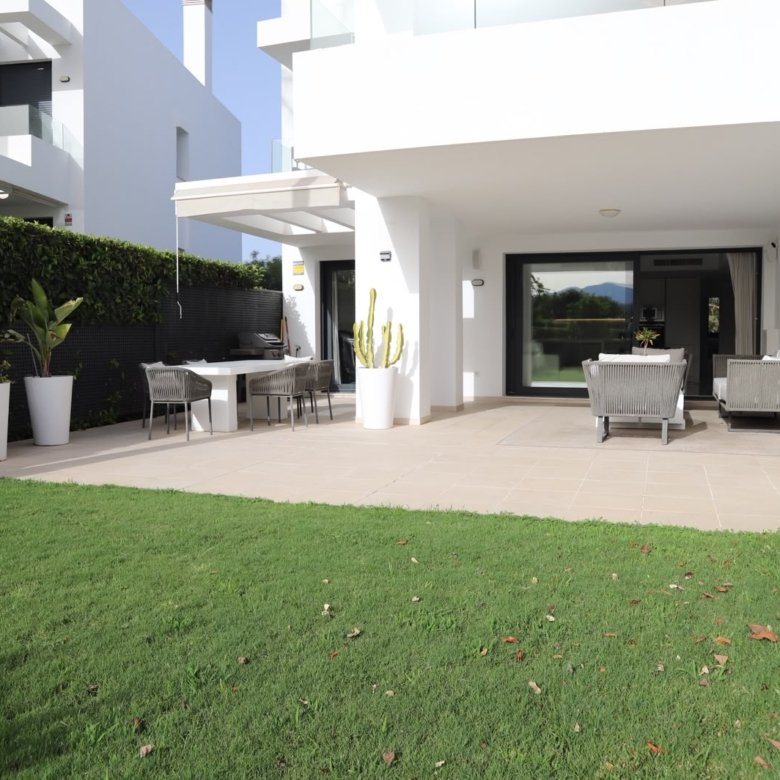 Ground-floor apartment with private garden in Atalaya, Estepona