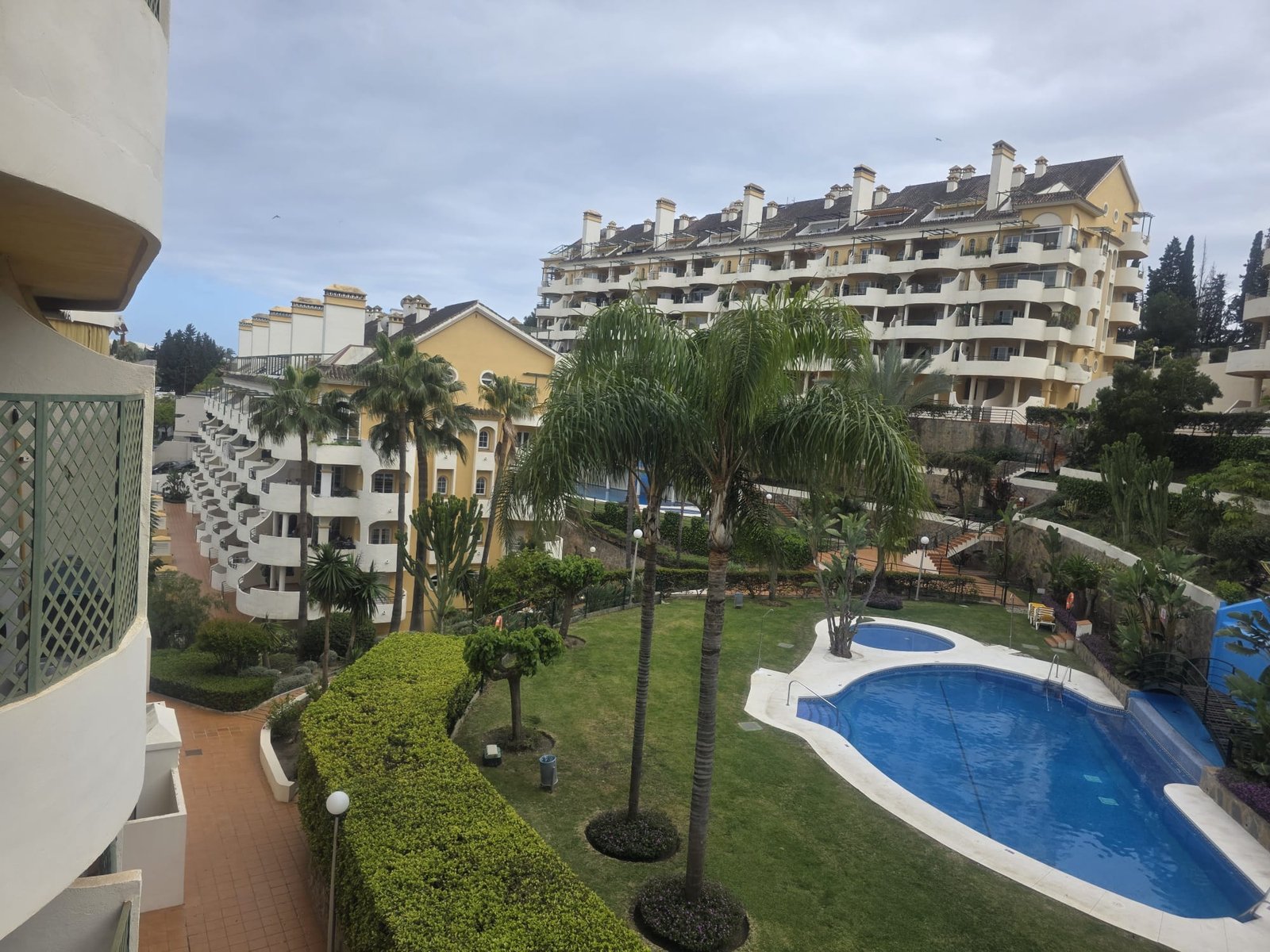 ART-R-295 (61) 2-Bedroom Long-Term Rental in Nueva Andalucía with Sea Views