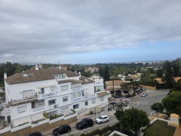 2-Bedroom Long-Term Rental in Nueva Andalucía with Sea Views